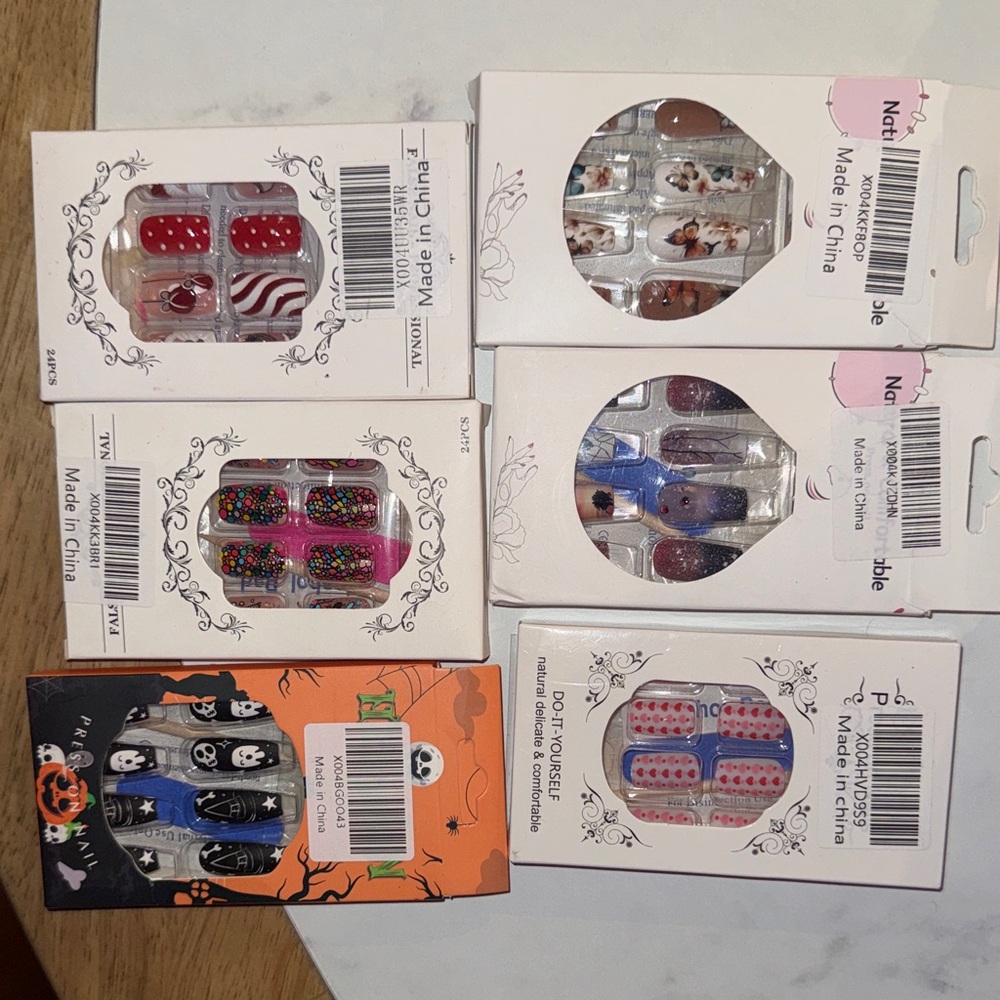 Assorted Halloween and Festive Nail Art Set 6x press on nails for 10$